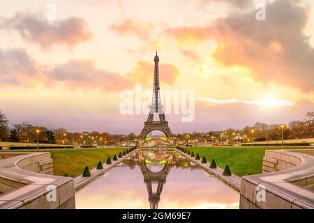 Eiffelturm bei Sonnenaufgang vom Trocadero Fountains in Paris, Frankreich Stockfoto