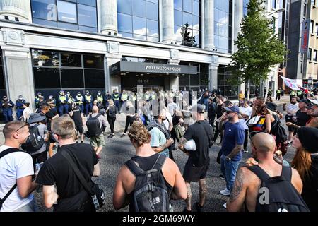 London, Großbritannien. September 2021. Während der Demonstration versammeln sich die Demonstranten vor den alten Büros von Public Health England. Die Demonstranten marschierten quer durch London gegen Medienverzerrungen, den Impfpass, den Freiheitsverlust nach dem Coronavirus-Gesetz, Covid-Impfungen für Kinder und zukünftige Sperren. Vor zahlreichen Gebäuden waren zahlreiche Polizeibeamte stationiert, um zu verhindern, dass Demonstranten Zugang erhielten. Kredit: SOPA Images Limited/Alamy Live Nachrichten Stockfoto