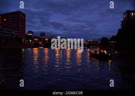 Berlin, Deutschland. September 2021. Die Lichter der Stadt spiegeln sich in der Spree unter dem Abendhimmel. Quelle: Annette Riedl/dpa/Alamy Live News Stockfoto