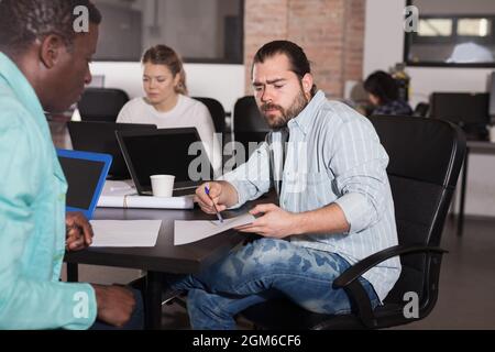 Afrikanische und lateinische Unternehmer diskutieren Projekt Stockfoto