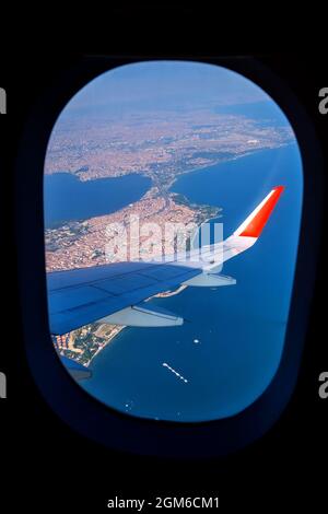 Blick durch das Fensterflugzeug während des Fluges in Flügel landet über Istanbul bei sonnigem Wetter Stockfoto