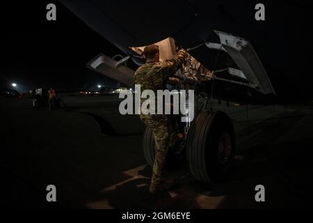 US Air Force LT. Col. Austin Street, 21. Kommandant der Airlift Squadron und C-17 Globemaster III Pilot, inspiziert eine C-17 vor dem Abflug am 16. August 2021 auf der Travis Air Force Base, Kalifornien. Die US-Luftwaffe hat zur Unterstützung des Verteidigungsministeriums Truppen ins Theater gebracht, um die sichere Ausreise und Umsiedlung von US-Bürgern, Empfängern von Sondereinwanderungsvisa und gefährdeten afghanischen Bevölkerungen aus Afghanistan zu erleichtern. (Foto der US Air Force von Nichola Pilch) Stockfoto