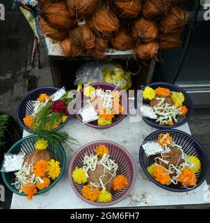 Puja-Platten am Shreemant Dagdusheth Halwai Ganpati Hindu-Tempel in Pune, Indien. Stockfoto