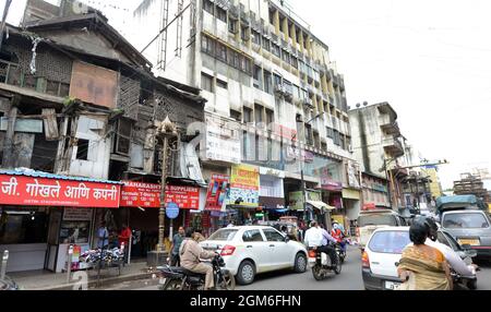 Ein bröckelndes, schönes altes Holzhaus, das einer Restaurierung bedarf, in Pune, Indien. Stockfoto