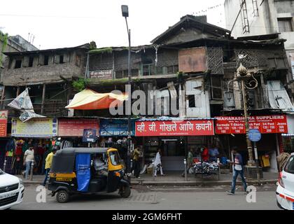 Ein bröckelndes, schönes altes Holzhaus, das einer Restaurierung bedarf, in Pune, Indien. Stockfoto