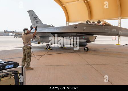 Ein Chef der US-Luftwaffe mit dem 121. Expeditionary Fighter Generation Squadron führt während des Vorstartes auf der Prince Sultan Air Base, Königreich Saudi-Arabien, am 27. August 2021 einen F-16 Fighting Falcon durch. Zusätzlich zur Unterstützung von Logistik und Arbeitskraft stellte der 378th Air Expeditionary Wing Kampfluftkraft bereit, um die Luftüberlegenheit des US Central Command während nicht kämpferischer Evakuierungsoperationen in Afghanistan zu gewährleisten. (USA Foto der Luftwaffe von Staff Sgt. Caleb Pavao) Stockfoto