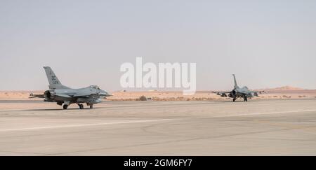 Zwei F-16 kämpfende Falcons Taxi in Vorbereitung auf den Start nach Afghanistan auf Prinz Sultan Air Base, Königreich Saudi-Arabien, 27. August 2021. Zusätzlich zur Unterstützung von Logistik und Arbeitskraft stellte der 378th Air Expeditionary Wing Kampfluftkraft bereit, um die Luftüberlegenheit des US Central Command während nicht kämpferischer Evakuierungsoperationen in Afghanistan zu gewährleisten. (USA Foto der Luftwaffe von Staff Sgt. Caleb Pavao) Stockfoto