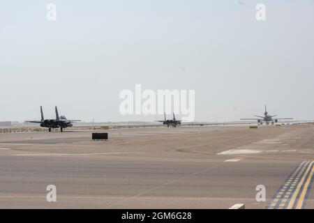 Ein US Air Force KC-10 Extender, der der 908. Expeditionary Betanking Squadron zugewiesen wurde, und zwei F-15 Strike Eagles, die der 494. Expeditionary Fighter Squadron zugewiesen wurden, Taxis auf dem Al Dhafra Air Base, Vereinigte Arabische Emirate zur Unterstützung der nicht-kämpferischen Evakuierung, August 30 2021. Das Verteidigungsministerium hat sich verpflichtet, die Evakuierung amerikanischer Bürger, Visa für Sondereinwanderer und anderer gefährdete Personen aus Afghanistan zu unterstützen. (USA Luftwaffe Foto von Master Sgt. Wolfram M. Stumpf) Stockfoto