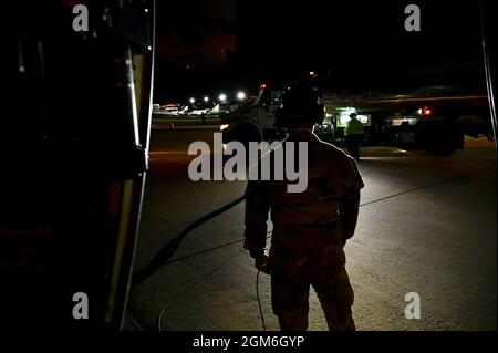 Thomas Alferes, Senior Airman, Leiter der Crew des 19. Aircraft Maintenance Squadron, beobachtet, wie ein dem 19. Luftlift-Flügel zugewiesener C-130J Super Hercules vor dem Transport afghanischer Evakuierter am Dulles International Airport, Virginia, am 2. September 2021 betankt wird. Das Verteidigungsministerium stellt über das Northern Command der USA und zur Unterstützung des Heimatschutzministeriums so schnell wie möglich Transport, vorübergehende Unterbringung, medizinische Vorsorgeuntersuchungen und allgemeine Unterstützung für mindestens 50,000 afghanische Evakuierte in geeigneten Einrichtungen, in permanenten oder temporären Strukturen bereit. Diese Initiative bietet Stockfoto