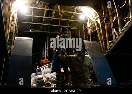 Die dem 19. Luftlift-Flügel zugewiesenen Flieger laden afghanische Evakuierungsfracht auf einen C-130J Super Hercules zur Unterstützung der Operation Allies Welcome am Dulles International Airport, Virginia, am 2. September 2021, auf dem Weg nach Fort Bliss, Texas. Das Verteidigungsministerium stellt über das Northern Command der USA und zur Unterstützung des Heimatschutzministeriums so schnell wie möglich Transport, vorübergehende Unterbringung, medizinische Vorsorgeuntersuchungen und allgemeine Unterstützung für mindestens 50,000 afghanische Evakuierte in geeigneten Einrichtungen, in permanenten oder temporären Strukturen bereit. Diese Initiative bietet afghanischen Mitarbeitern wesentliche Unterstützung Stockfoto