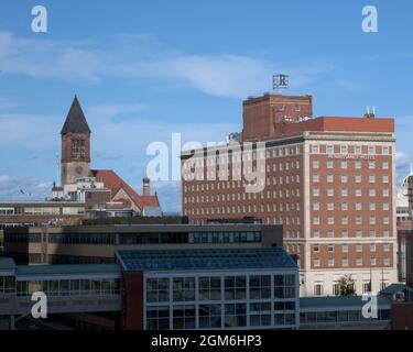 Blick vom Nelson Rockefeller Empire State Plaza in Albany, New York. Das Radisson mit seinem R-Logo und das Albany City Hall sind zu sehen Stockfoto