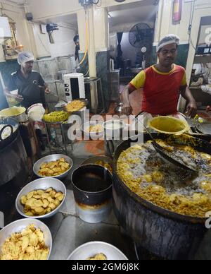 Batata vada ist ein beliebter vegetarischer Fast-Food-Snack, der in Maharashtra, Indien, beliebt ist. Stockfoto