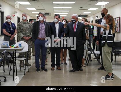 Der Senator von New Jersey, Bob Menendez, Senator Cory Booker, der Repräsentant Tom Malinowski und der Colorado-Repräsentant Jason Crow, besichtigen das Aufbereitungsgebiet von Liberty Village, Joint Base McGuire-Dix-Lakehurst, New Jersey, 10. September 2021. Das Verteidigungsministerium stellt über das Northern Command der USA und zur Unterstützung des Heimatschutzministeriums so schnell wie möglich Transport, vorübergehende Unterbringung, medizinische Vorsorgeuntersuchungen und allgemeine Unterstützung für mindestens 50,000 afghanische Evakuierte in geeigneten Einrichtungen, in permanenten oder temporären Strukturen bereit. Diese Initiative bietet afghanischen Mitarbeitern wesentliche Unterstützung bei Secure Stockfoto