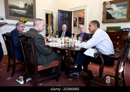 Präsident Barack Obama hat ein Mittagessen mit Douglas E. Lute, Senior Director für Afghanistan und Pakistan, General John Allen, Commander, U.S. Forces Afghanistan, National Security Advisor Tom Donilon und Ryan Crocker, US-Botschafter in Afghanistan, im Oval Office Private Dining Room, 12. März 2012. (Offizielles Foto des Weißen Hauses von Pete Souza) Dieses offizielle Foto des Weißen Hauses wird nur zur Veröffentlichung durch Nachrichtenorganisationen und/oder zum persönlichen Druck durch die Betreffzeile(en) des Fotos zur Verfügung gestellt. Das Foto darf in keiner Weise manipuliert und nicht verwendet werden Stockfoto