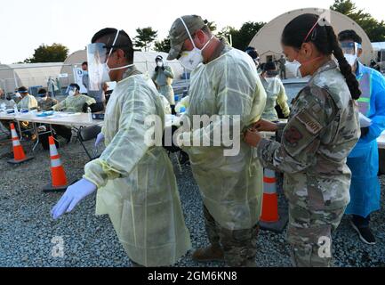 Washington Air National Guard Tech. Sgt. Michelle Lye, zugewiesen zum westlichen Luftverteidigungssektor, Joint Base Lewis-McChord, Washington, (rechts) unterstützt medizinisches Personal der Luftwaffe bei der Vorbereitung von Impfungen für afghanische Familien auf der medizinischen Station der Task Force Liberty Village, Joint Base McGuire-Dix-Lakehurst, New Jersey, 11. September 2021. Das Verteidigungsministerium stellt durch das US-Nordkommando und zur Unterstützung des Heimatschutzministeriums Transport, vorübergehende Unterbringung, medizinische Vorsorgeuntersuchungen und allgemeine Unterstützung für mindestens 50,000 afghanische Evakuierte zur Verfügung Stockfoto