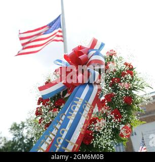 Ein Kranz, der zu Ehren der Soldaten des 1. Bataillons, der 109. Feldartillerie, überreicht wurde, die während der Gedenkfeier des Bataillons am 12. September 2021 im Kingston Armory in Kingston, Pennsylvania, das ultimative Opfer zahlten. Aber zollt den 33 Soldaten, die bei einem Zugunglück am 11. September 1950 (USA Armeefoto von Sgt. 1. Klasse Matthew Keeler). Stockfoto