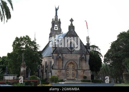 Die Kapelle des Erzengels St. Michael, Necropolis Drive, am Abend vor der Dämmerung auf dem Rookwood Cemetery (Rookwood Necropolis) in Sydney, aus Stockfoto