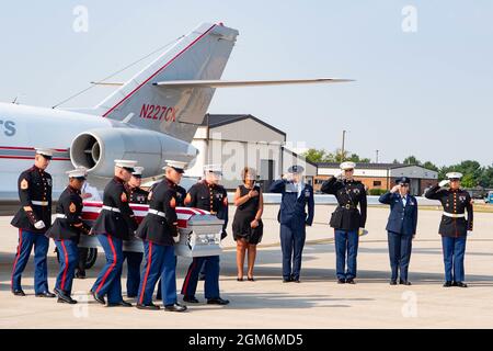 Marineinfanteristen der Abteilung 1, Communications Company, Combat Logistics Regiment 45, 4th Marine Logistics Group, grüßen die Schatulle des U.S. Marine Corps CPL. Humberto A. Sanchez von Logansport, Indiana, 12. September 2021 auf der Grissom Air Reserve Base, Indiana. Sanchez wurde dem 2. Bataillon, dem 1. Marine-Regiment, der 1. Marine-Division, der I Marine Expeditionary Force, Camp Pendleton, Kalifornien, zugewiesen. (USA Luftwaffe Foto von Master Sgt. Benjamin Mota) Stockfoto