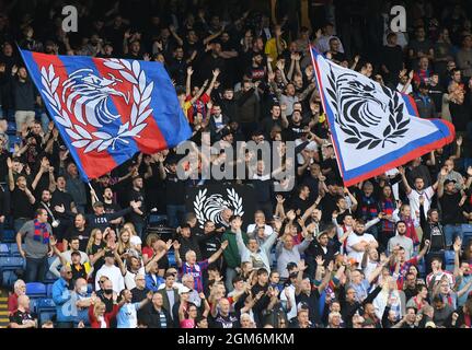 LONDON, ENGLAND - 11. SEPTEMBER 2021: Palace Ultras, aufgenommen während des Spielwochenspiels 2021/22 zwischen Crystal Palace FC und Tottenham Hotspur FC im Selhurst Park in der Premier League 4. Copyright: Cosmin Iftode/Picstaff Stockfoto