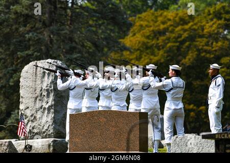 210913-N-AT101-0483 (Sept 13, 2021) BERLIN HEIGHTS, Ohio – die Marine Zeremonialgarde überreicht einen Waffengruß zu Ehren des Hospital Corpsman 3rd Class Maxton W. Soviak, einer gebürtigen Berlinerin in Heights, Ohio, bei einer Beerdigung am 13. September 2021. Soviak, der am 26. August während eines Angriffs auf das Abbey Gate des Hamid Karzai International Airport in Kabul, Afghanistan, während er die Operation Allies Refuge unterstützte, getötet wurde, erhielt das Abzeichen Purple Heart and Fleet Marine Force Corpsman für seinen mutigen Dienst, während er mit dem 1. Marine Regiment in Afghanistan eingesetzt wurde, 1. Marine Division. (USA Navy Foto von Ma Stockfoto