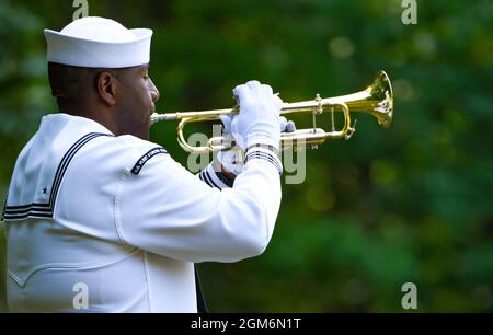 210913-N-AT101-0498 (Sept 13, 2021) MAILAND, Ohio – Ein Kriegsdienstbugler der Marine spielt während des Trauerdienstes zu Ehren des Hospital Corpsman 3rd Class Maxton W. Soviak, einer gebürtigen Berlinerin in Heights, Ohio, am 13. September 2021 Taps. Soviak, der am 26. August während eines Angriffs auf das Abbey Gate des Hamid Karzai International Airport in Kabul, Afghanistan, während er die Operation Allies Refuge unterstützte, getötet wurde, erhielt das Abzeichen Purple Heart and Fleet Marine Force Corpsman für seinen mutigen Dienst, während er mit dem 1. Marine Regiment in Afghanistan eingesetzt wurde, 1. Marine Division. (USA Navy Foto von Mass Commun Stockfoto