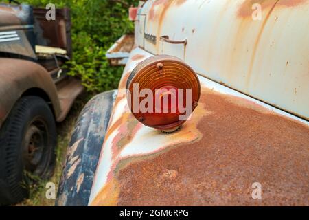 Detail einer orangefarbenen Blinkleuchte an einem 1948 Dodge RAM Truck in Idaho, USA Stockfoto