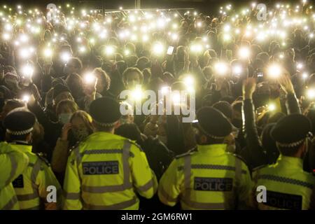 Datei-Foto vom 13/03/21 von Menschen in der Menge, die ihre Telefonfackeln in Clapham Common, London, für eine Mahnwache für Sarah Everard anmachen. Die Verhütung von Gewalt gegen Frauen und Mädchen sollte ebenso Priorität haben wie die Terrorismusbekämpfung, sagte eine Polizeiwache. Ausgabedatum: Freitag, 17. September 2021. Stockfoto