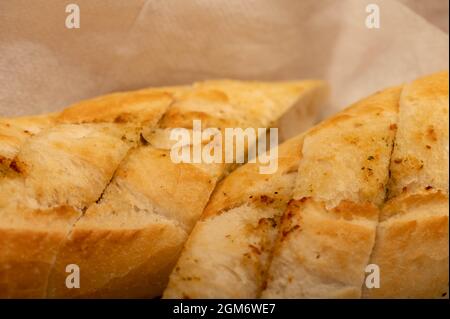 Baguette mit in Stücke geschnittener Knoblauchpaste, Nahaufnahme, selektiver Fokus Stockfoto