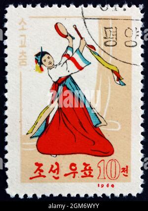 NORDKOREA - UM 1964: Eine in Nordkorea gedruckte Briefmarke zeigt Small Drum Dance, Korean Folk Dance, um 1964 Stockfoto