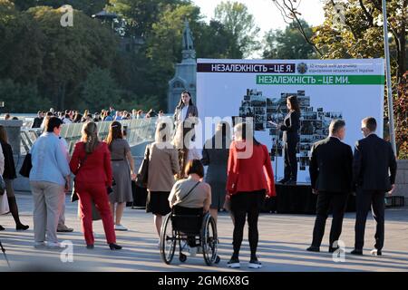 Nicht exklusiv: KIEW, UKRAINE - 15. SEPTEMBER 2021 - die Öffnung der Unabhängigkeit ist mir. Unabhängigkeit ist uns. 30 Geschichten des Wandels, die dem A gewidmet sind Stockfoto