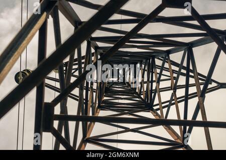 Abstrakte geometrische Zusammensetzung von Metallbalken und Winkel gegen Stockfoto