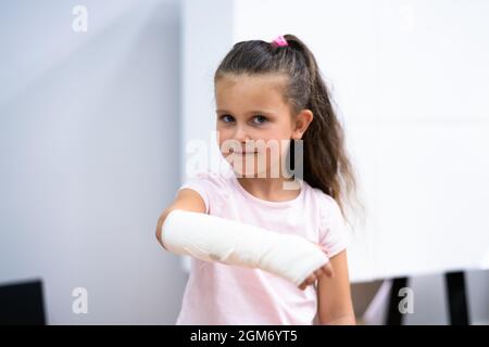 Junges Mädchen Mit Armbruch Und Guss Stockfoto