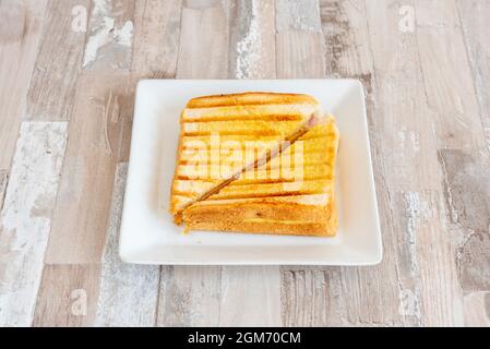 Gemischtes Schinken- und Käsesandwich gegrillt mit etwas Butter Stockfoto