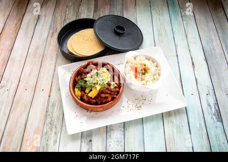 Set von Element, um mexikanische Tacos mit Pastor Rezept auf Holz Hintergrund zu machen Stockfoto