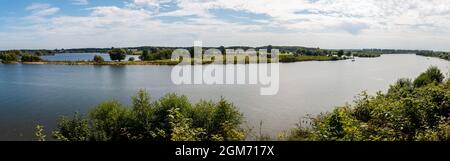 Panoramablick an einem schönen Sommertag vom Fluss 'The Maas' in der Provinz Limburg aus fürchtete der Regenfluss vor der Gefahr von Überschwemmungen Stockfoto