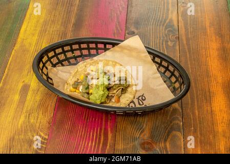 Mexikanischer Taco mit Guacamole, Nopales und gekochtem Mais Stockfoto