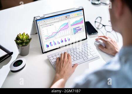 Data Analyst mit dem KPI-Dashboard von Data Analytics Stockfoto