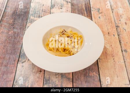 Carbonara-Nudeln mit Guanciale und Parmesan-Käseflocken, zubereitet vom italienischen Koch Stockfoto