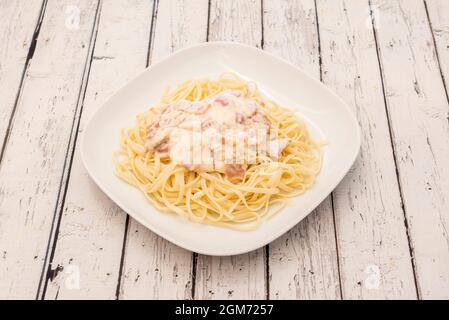 Gekochte Weizennudeln und Guanciale Carbonara-Sauce in einem beliebten italienischen Restaurant. Stockfoto
