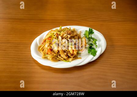 Dicke Nudeln mit würzigem Pad thai Rezept mit Garnelen, Nüssen und Obst und Gemüse gekocht. Stockfoto