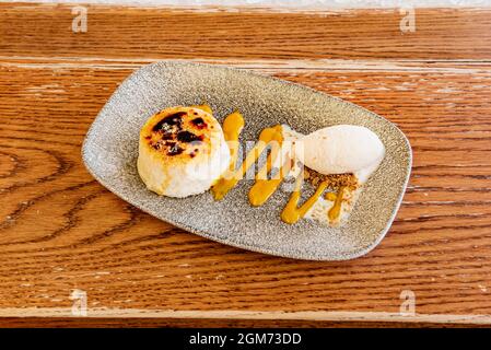 Tapioka Dessert bestiegen mit einem Flan mit Biskuitmasse, Mangosirup und Eis Stockfoto