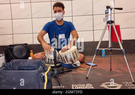 London, Großbritannien. September 2021. Ein Tabla-Spieler, der in der Londoner U-Bahn an der Haltestelle Moorgate bustiert. Über seinen Touchscreen können Spenden automatisch auf sein Konto abgebucht werden. An mehr als 35 Orten in den Londoner U-Bahnhöfen ist das Sammelfahren erlaubt, um Unterhaltung und Einnahmen zu bieten. Kredit: Majority World CIC/Alamy Live Nachrichten Gutschrift: Majority World CIC/Alamy Live Nachrichten Stockfoto