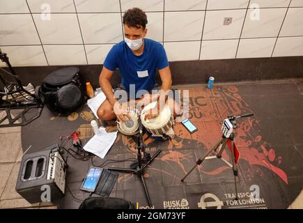 London, Großbritannien. September 2021. Ein Tabla-Spieler, der in der Londoner U-Bahn an der Haltestelle Moorgate bustiert. Über seinen Touchscreen können Spenden automatisch auf sein Konto abgebucht werden. An mehr als 35 Orten in den Londoner U-Bahnhöfen ist das Sammelfahren erlaubt, um Unterhaltung und Einnahmen zu bieten. Kredit: Majority World CIC/Alamy Live Nachrichten Gutschrift: Majority World CIC/Alamy Live Nachrichten Stockfoto