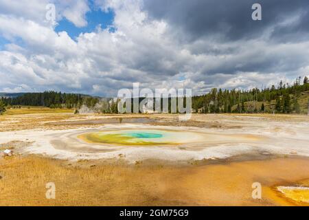 Schönes Farbenfrohes Thermalbad In Der Landschaft Des Yellowstone-Nationalparks Stockfoto