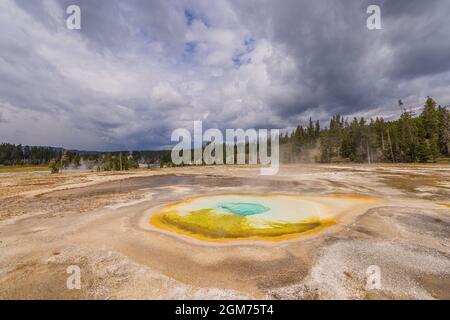 Schönes Farbenfrohes Thermalbad In Der Landschaft Des Yellowstone-Nationalparks Stockfoto