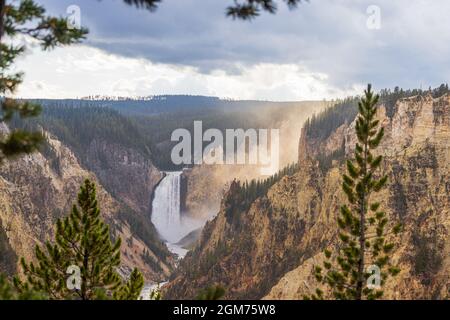 Fantastischer Sonnenuntergang an den Lower Falls im Grand Canyon des Yellowstone National Park Stockfoto