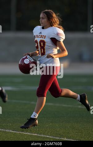 Arcadia Apaches Kicker Victoria Kenworthy (28) während eines High School Fußballspiels gegen La Salle Spartans, Donnerstag, 16. September 2021, in Pasadena, Ca Stockfoto