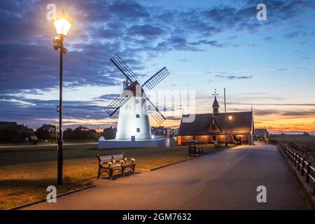 Lytham St. Annes. UK Wetter: 17. September 2021. Wetter in Großbritannien: Sonniger, kühler Start in den Tag mit leichten Winden, während die Anwohner an der Strandpromenade leichte Übungen machen. Windmühlen sind seit Hunderten von Jahren in der Geschichte Lythams zu finden. Im Jahr 1805 suchte Richard Cookson nach einem Grundstück, auf dem ‘windige milne’ gebaut werden sollte, und erhielt einen Mietvertrag von The Squire. Später, im Jahr 1860, als die prestigeträchtigen Häuser in der Gegend gebaut wurden, sahen die Bewohner die Windmühle als eine „industrielle Belästigung“ an; MediaWorldImages/AlamyLiveNews Stockfoto