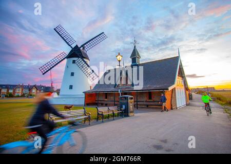 Lytham St. Annes. UK Wetter: 17. September 2021. Wetter in Großbritannien: Sonniger, kühler Start in den Tag mit leichten Winden, während die Anwohner an der Strandpromenade leichte Übungen machen. Windmühlen sind seit Hunderten von Jahren in der Geschichte Lythams zu finden. Im Jahr 1805 suchte Richard Cookson nach einem Grundstück, auf dem ‘windige milne’ gebaut werden sollte, und erhielt einen Mietvertrag von The Squire. Später, im Jahr 1860, als die prestigeträchtigen Häuser in der Gegend gebaut wurden, sahen die Bewohner die Windmühle als eine „industrielle Belästigung“ an; MediaWorldImages/AlamyLiveNews Stockfoto