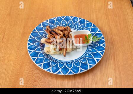 Verschiedene Gemüsetempura und gegrillte Chicken Strips mit Dipping Sauce Stockfoto